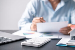 Ubezpieczenie pomostowe i niskiego wkładu własnego – jak długo płacisz i jak się z tego wyrwać?